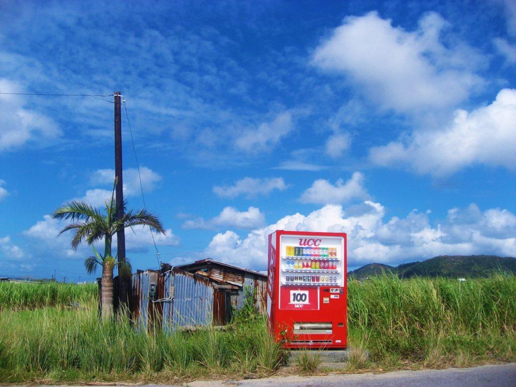 distributeur-automatique-de-boissons-a-la-campagne